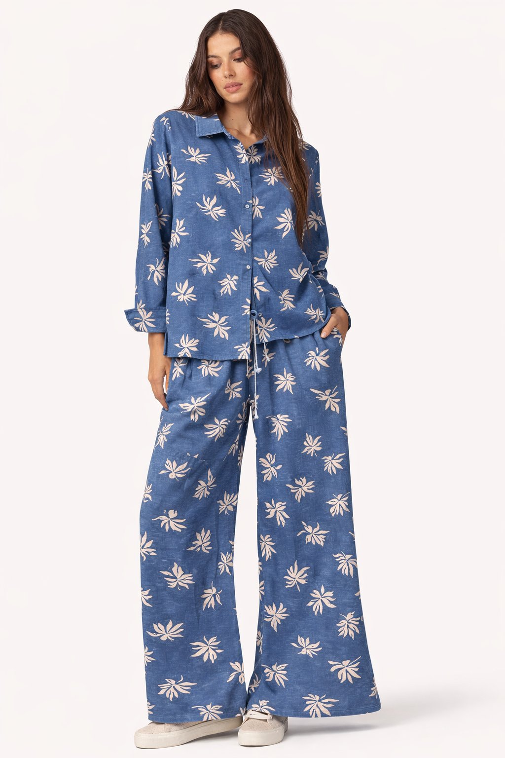 Conjunto elegante de mujer con camisa y pantalón bordado