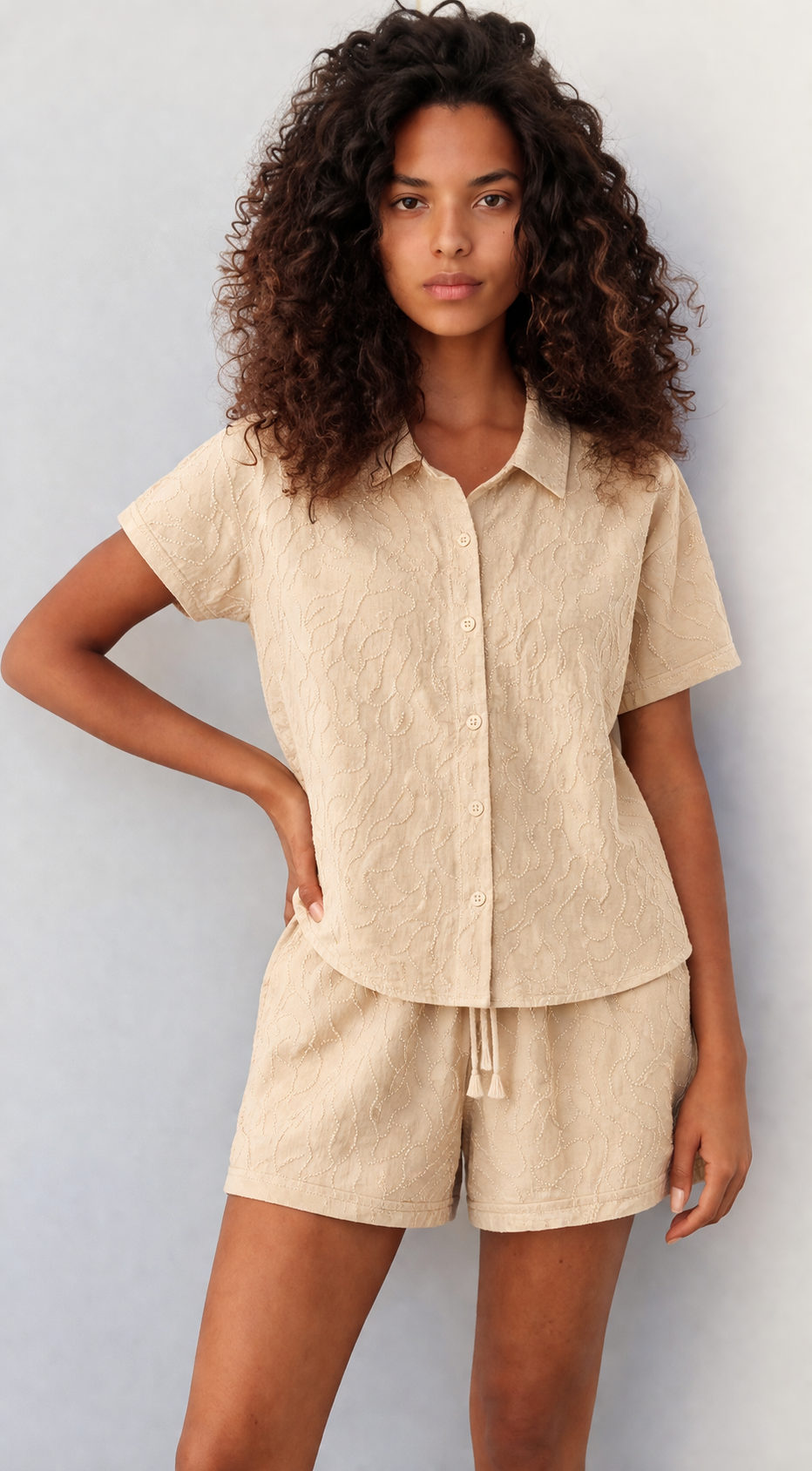 Conjunto de mujer: camisa y pantalón corto con efecto textura