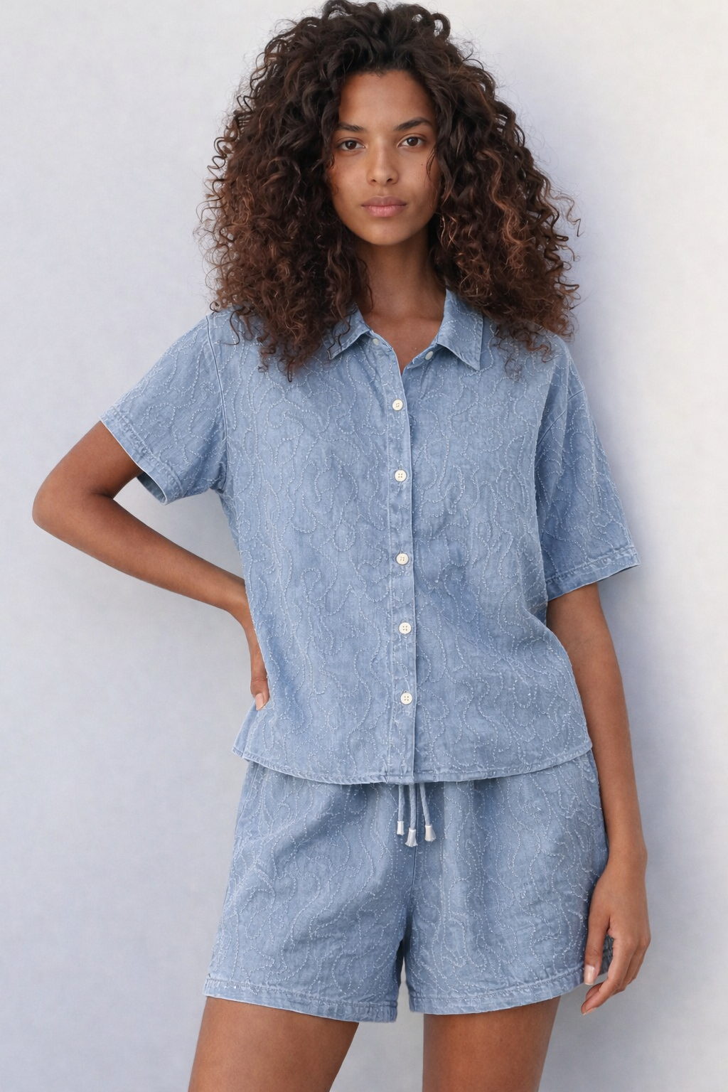 Conjunto de mujer: camisa y pantalón corto con efecto textura