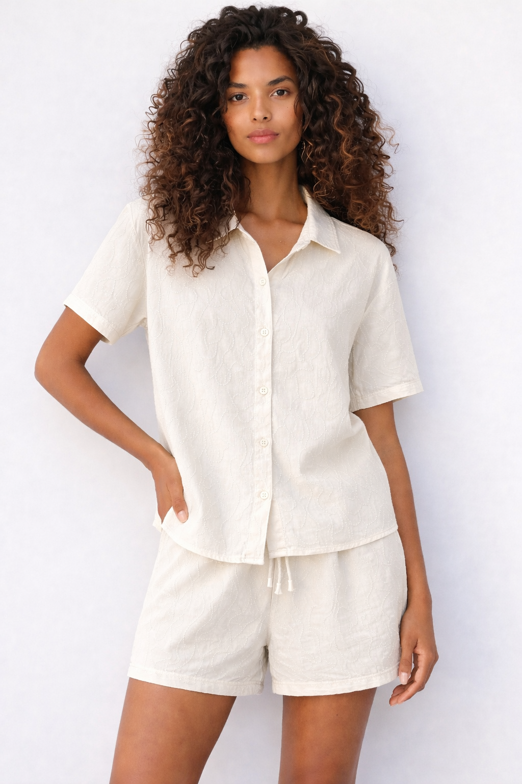 Conjunto de mujer: camisa y pantalón corto con efecto textura