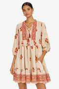 Vestido de mujer con bordado de flores y mangas 3/4 estilo boho
