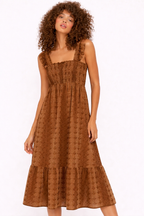 Vestido largo de mujer con fruncido en el dorso y tirantes de vuelo
