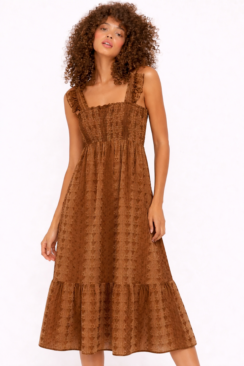 Vestido largo de mujer con fruncido en el dorso y tirantes de vuelo