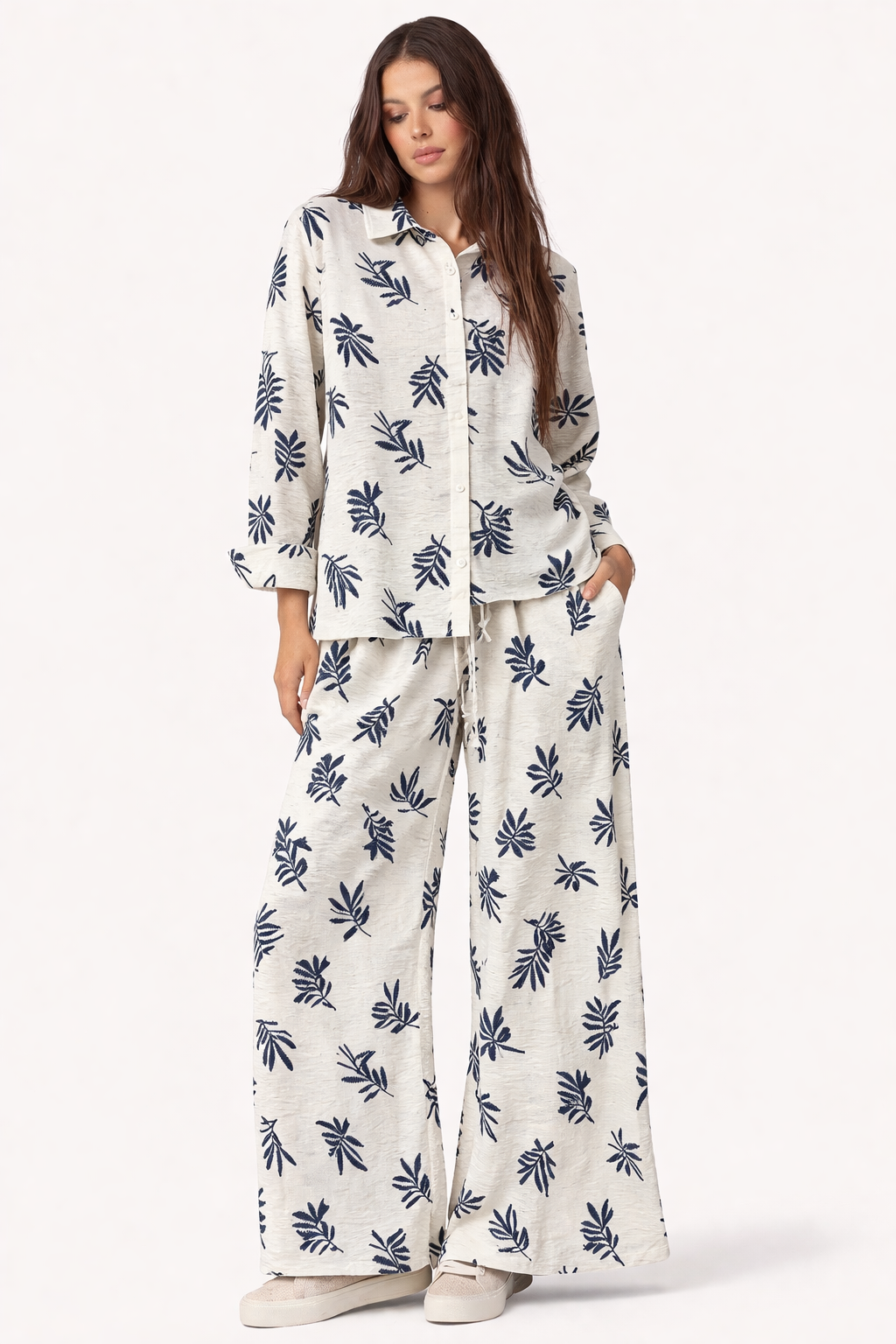 Conjunto elegante de mujer con camisa y pantalón bordado
