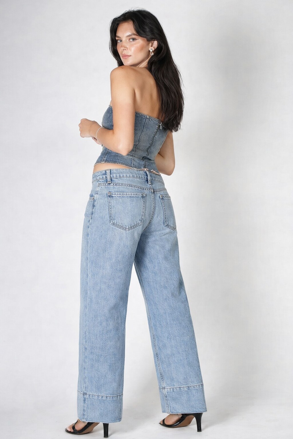 Pantalón vaquero de mujer corte recto con dobles bajo alto