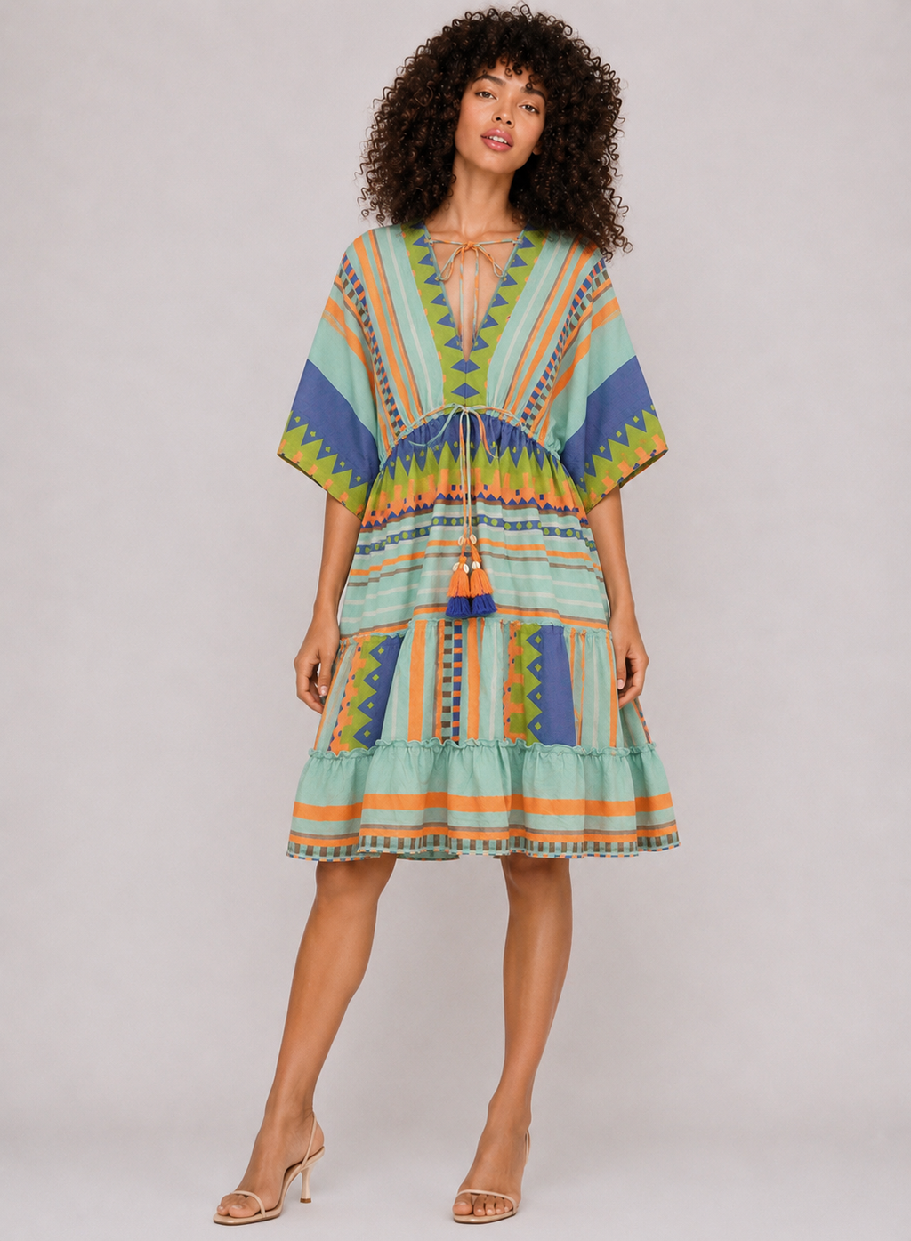Vestido corto de mujer estilo playero con cuello en V y mangas anchas